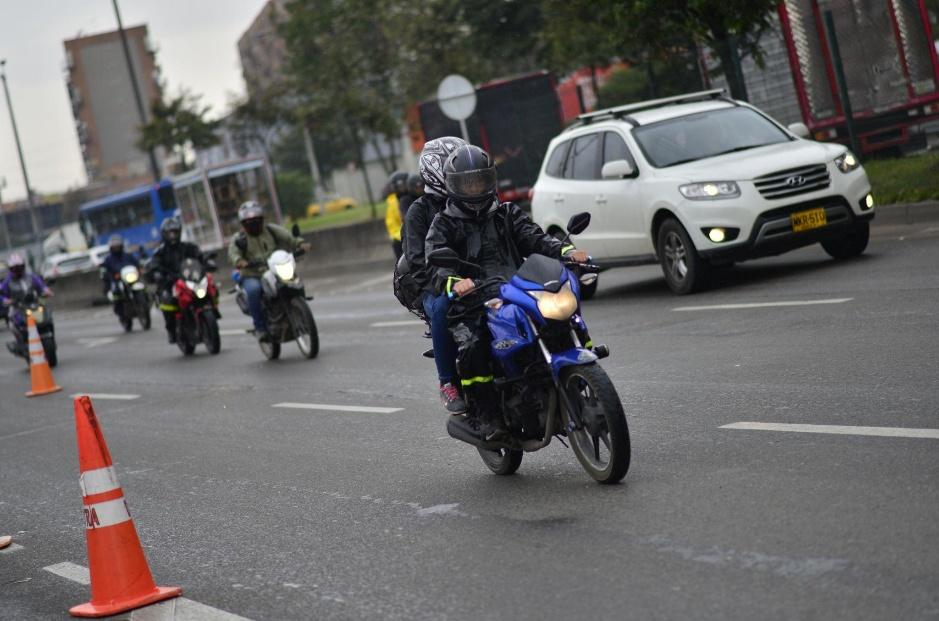 Restricción de parrillero en moto irá hasta diciembre En la mañana de este jueves la Alcaldía de Bogotá prorrogó las restricciones al parrillero en moto hasta final de diciembre, debido a los buenos resultados que se obtuvieron durante este tiempo que se ha establecido.