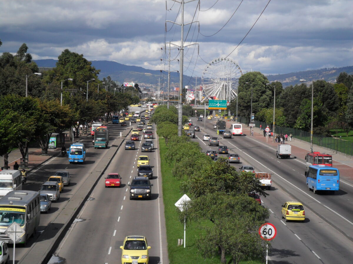 Entérese del pico y placa para hoy 4 de abril Tras el cambio en el pico y placa, los horarios y restricciones para todos los automóviles particulares de Bogotá, Q’HUBO le cuenta cuándo puede sacar su vehículo y a qué hora hacerlo.