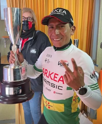 Nairo, el nuevo líder de la Vuelta a Cataluña Nairo Quintana tiene a todo el país alegre tras la cuarta etapa que se disputó este jueves en la Vuelta a Cataluña. El ciclista colombiano, que hace parte del equipo francés Arkea Samsic, ahora lidera esta prestigiosa competencia internacional.