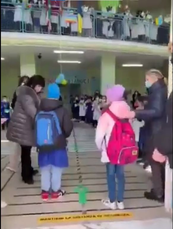 En video: La emotiva bienvenida a dos niños ucranianos al llegar a una escuela en Italia Así reciben en una escuela en Italia a niños ucranianos que han tenido que emigrar por la guerra. Oremos por la paz. pic.twitter.com/ZvMu189ova