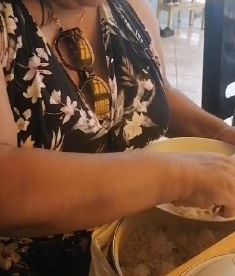 Llevó una olla de arroz a restaurante para no quedar con hambre En redes sociales se hizo viral el video de una mujer que saca una olla llena de arroz para repartir a sus familiares; lo curioso es que lo hizo en un restaurante, en Perú.