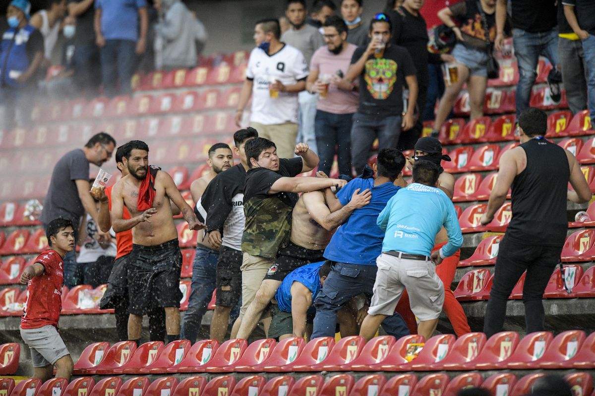 Capturan a diez señalados por violencia en partido de fútbol en México Los jugadores y el técnico ayudaron a algunos aficionados del Atlas a resguardarse en el vestidor de los ataques de los hinchas locales.