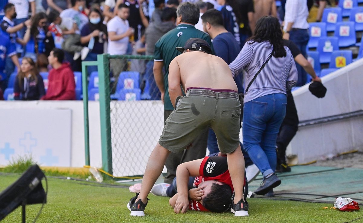 Capturan a diez señalados por violencia en partido de fútbol en México Los jugadores y el técnico ayudaron a algunos aficionados del Atlas a resguardarse en el vestidor de los ataques de los hinchas locales.