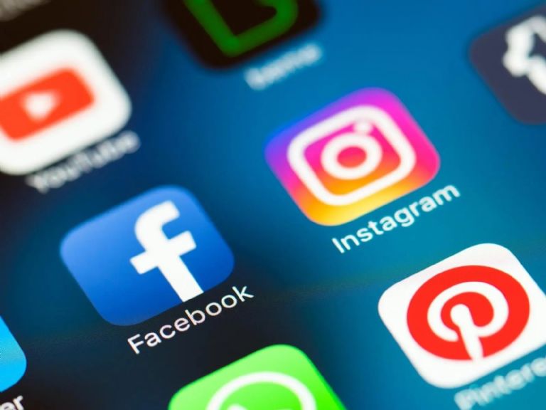 Tribunal de Rusia prohibió el uso de Facebook e Instagram Un tribunal ruso prohibió el lunes las redes sociales Facebook e Instagram por considerar que realizan actividades "extremistas", una medida que se enmarca en el intento de Moscú de controlar la información en línea sobre la ofensiva en Ucrania.