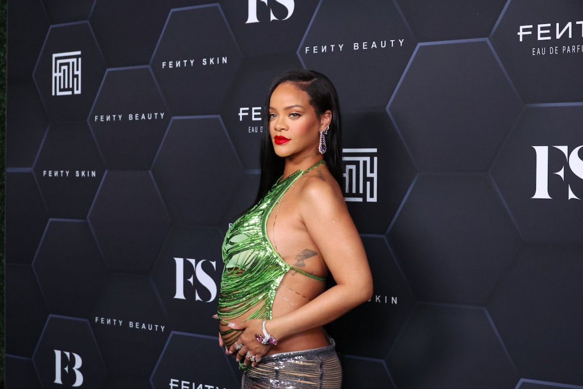 Rihanna, una embarazada con mucho estilo Desde que Rihanna anunció que estaba embarazada (31 de enero) sorprendió a más de uno. Pero la cosa no quedó ahí, ya que la cantante se volvió toda una gurú de moda de las embarazas… mejor dicho, ha demostrado que una barriguita no es ningún impedimento para verse muy chic. Y es que cada semana la interprete de ‘Umbrella’ sorprende con una pinta nueva: sexy, rumbera, llamativa o muy a la moda.