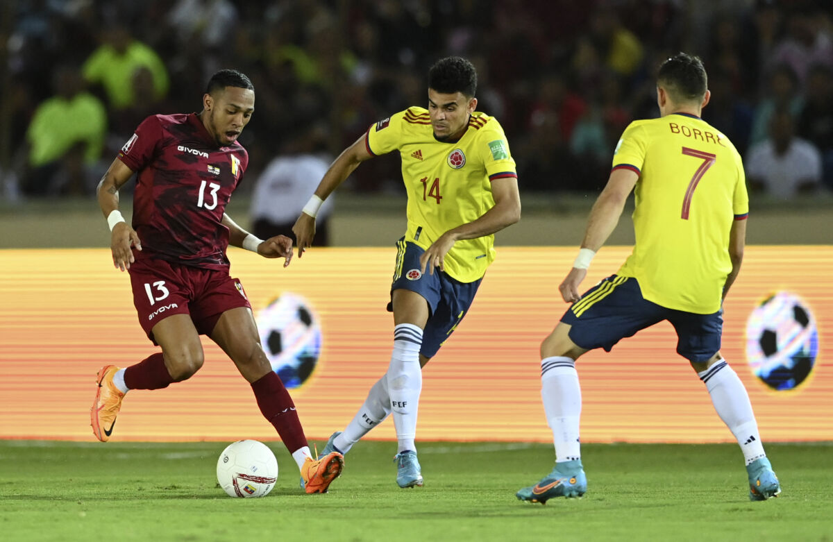 Con gol de penalti de James, la Selección Colombia gana en Venezuela Se acabaron los primeros 45 minutos del partido que la Selección Colombia disputa en el Estadio Cachamay de la ciudad de Guayana, contra Venezuela, y nuestra 'Tricolor' se impone por 0-1 con gol de penalti de James Rodríguez.