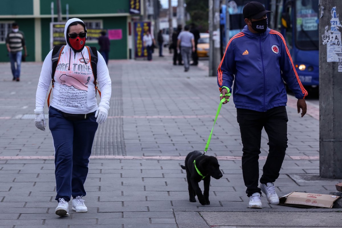 Desde hoy no es obligatorio el uso de tapabocas en espacios abiertos Luego del anuncio hecho la semana pasada por la alcaldesa de Bogotá, Claudia López, en el que indicó que se dejará de usar el tapabocas en la ciudad en espacios abiertos, la medida comenzó a regir a partir de este martes primero de marzo.