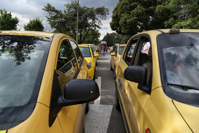 Taxistas protestaron por muerte de colegas en Ciudad Bolívar Tras el homicidio de dos taxistas en los últimos días en la localidad de Ciudad Bolívar, el gremio salió a las calles en una caravana por este sector para protestar y pedir mayor seguridad.
