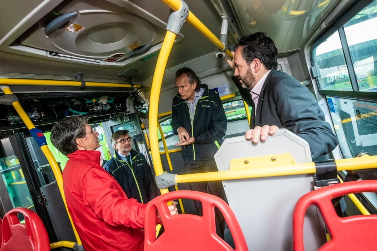 Entran a Bogotá 406 nuevos buses 100% eléctricos Este miércoles la alcaldesa de Bogotá, Claudia López, anunció la incorporación de 406 nuevos buses 100% eléctricos para la flota de transporte público en Bogotá, con lo que se ayuda para evitar la circulación de más partículas contaminantes.