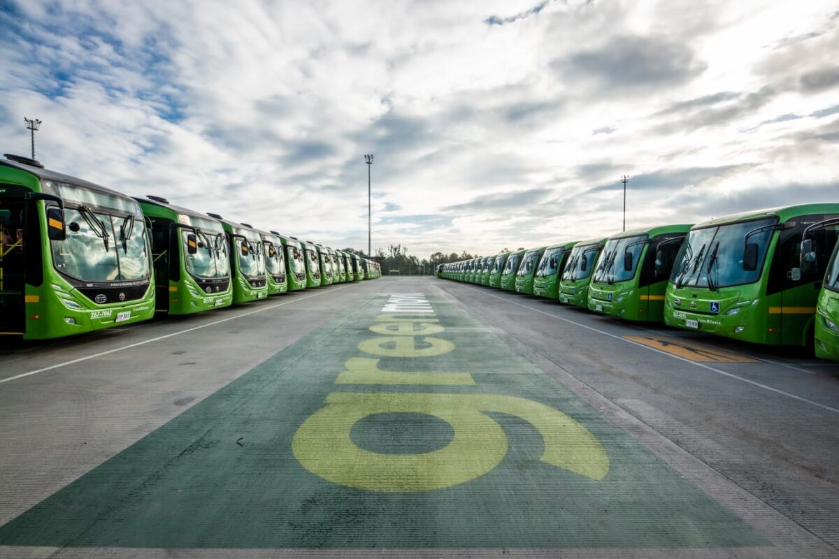 Entran a Bogotá 406 nuevos buses 100% eléctricos Este miércoles la alcaldesa de Bogotá, Claudia López, anunció la incorporación de 406 nuevos buses 100% eléctricos para la flota de transporte público en Bogotá, con lo que se ayuda para evitar la circulación de más partículas contaminantes.