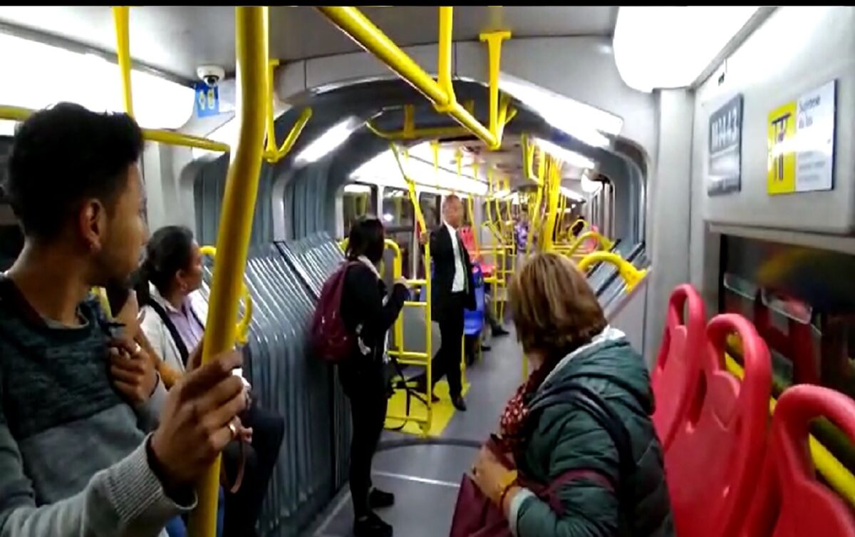 Ojo a esta nueva modalidad de robo en TransMilenio Por medio de un video que se difundió en redes sociales, una mujer grabó un presunto caso de 'escopolamiento' al interior de un vagón del TransMilenio.
