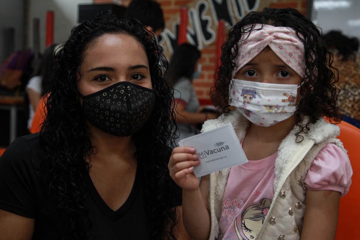 34 millones de colombianos tienen vacunación completa contra el COVID A pesar registrar un bajo ritmo de vacunación contra el COVID-19, con un promedio de 150.000 dosis aplicadas diariamente en las últimas semanas, este jueves el país llegó a 34 millones de vacunas aplicadas, que corresponden a esquemas completos de vacunación.