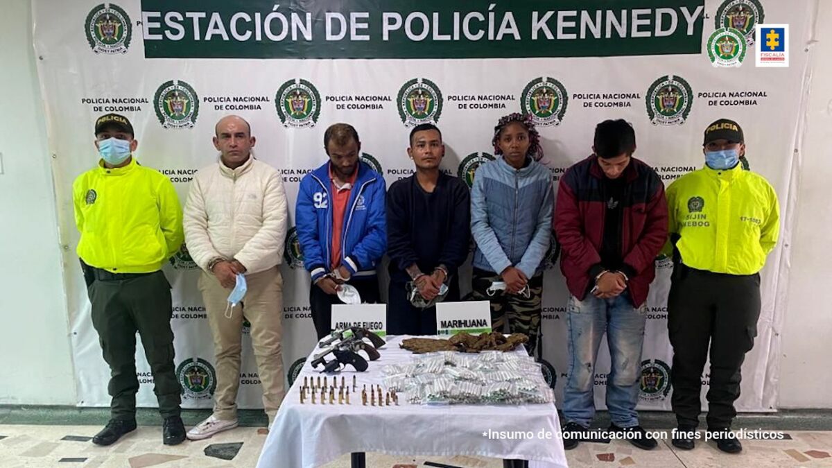 Golpe a 10 bandas criminales en Bogotá En las últimas horas la Fiscalía General de la Nación, con el apoyo de la Policía Nacional, informó que fueron capturados en casi dos semanas 44 presuntos integrantes de 10 bandas criminales dedicadas a homicidios, hurtos en diferentes modalidades y narcomenudeo en Bogotá.