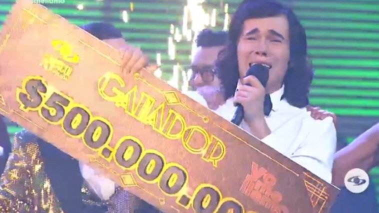 Este es Alejando León, el ganador de 'Yo me llamo' Alejandro León fue el mejor imitador de 'Yo me llamo', pues logró cautivar a los jurados con sus interpretaciones como Camilo Sesto, y llevarse el anhelado premio de 500 millones de pesos.