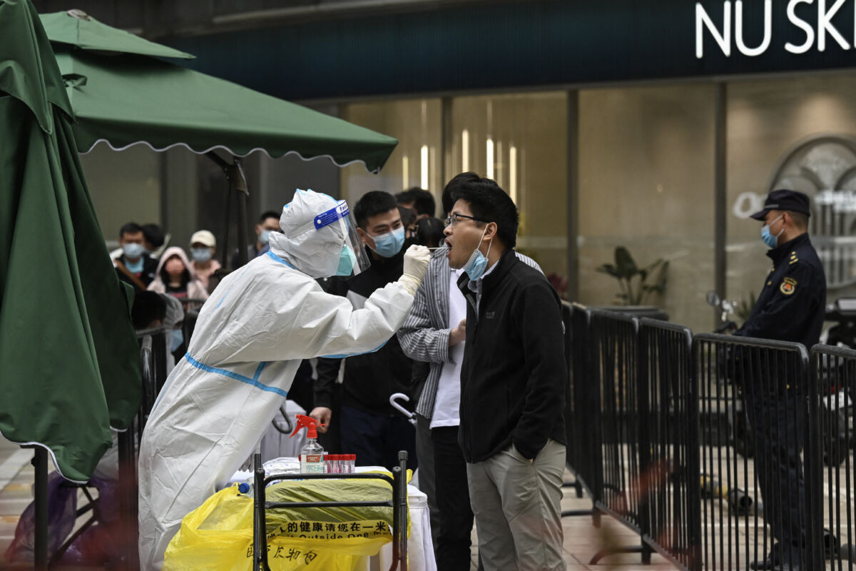 China detecta el primer caso de gripe aviar H3N8 en humanos China confirmó el primer caso humano conocido de gripe aviaria H3N8 en humanos, aunque las autoridades sanitarias aseguran que el riesgo de transmisión entre personas es bastante bajo, el país asiático mantiene todos los protocolos para la prevención del mismo.