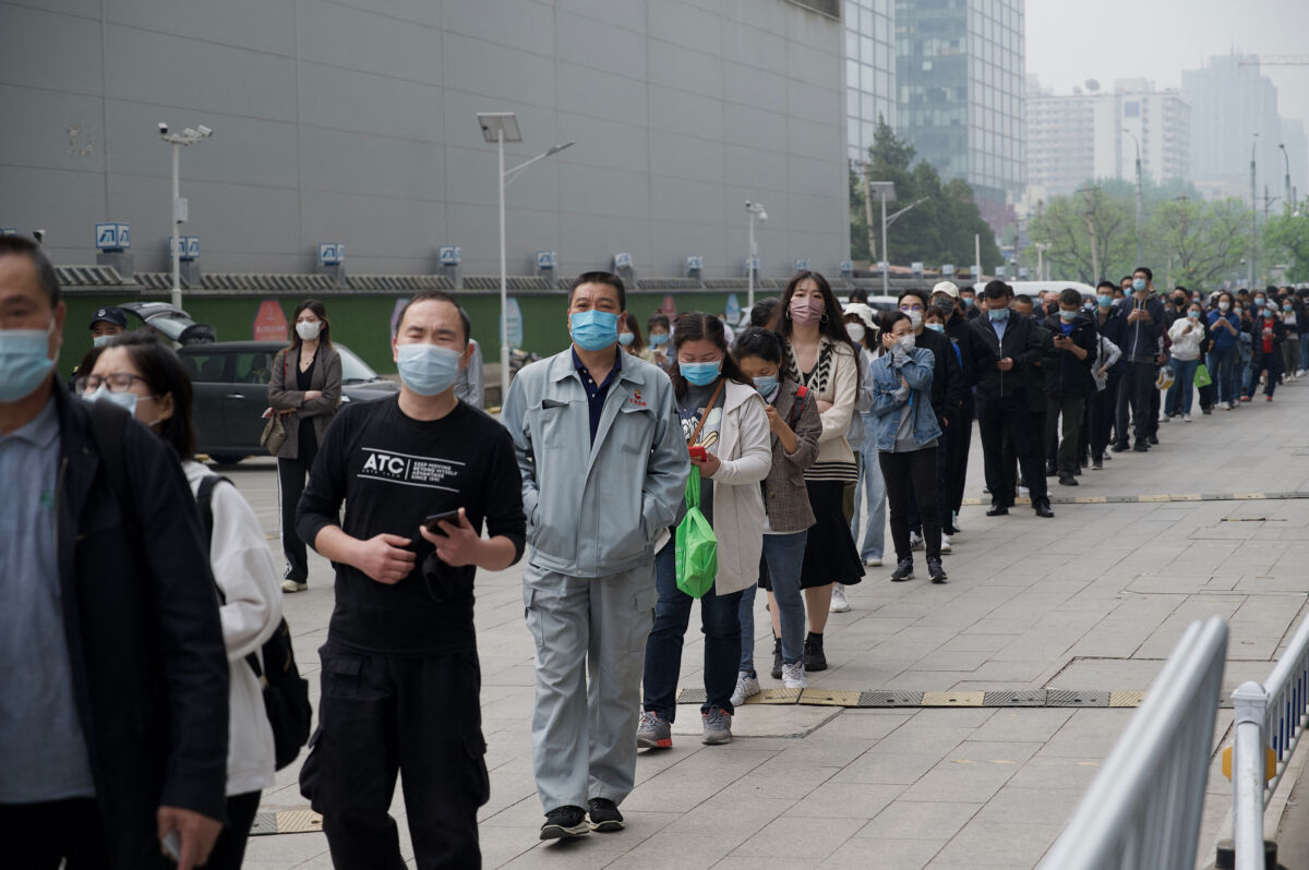 China detecta el primer caso de gripe aviar H3N8 en humanos China confirmó el primer caso humano conocido de gripe aviaria H3N8 en humanos, aunque las autoridades sanitarias aseguran que el riesgo de transmisión entre personas es bastante bajo, el país asiático mantiene todos los protocolos para la prevención del mismo.