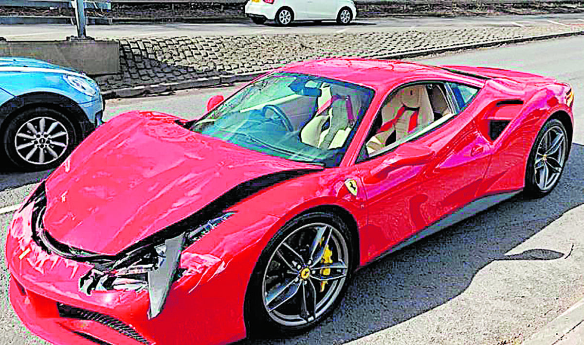 Compró un Ferrari y lo estrelló La dicha de un habitante de Derbyshire Road (Inglaterra) se convirtió en tristeza, pues luego de comprar un lujoso auto Ferrari rojo de 1.247 millones de pesos, lo estrelló tres kilómetros después de sacarlo del concesionario. En imágenes se ve la parte delantera del carro averiada. El sujeto, por fortuna, salió ileso. 