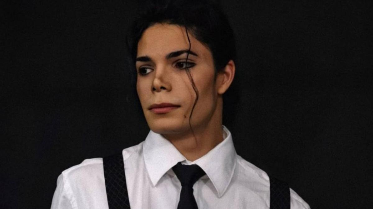 Se hizo famoso por parecerse a Michael Jackson La ventaja de parecerse a un famoso es que gracias a eso es fácil volverse popular. Fabio Jadeson puede dar muestra de ello. Este británico de 28 años es una sensación en TikTok, pues tiene facciones muy parecidas a las del ‘Rey del pop’, Michael Jackson.