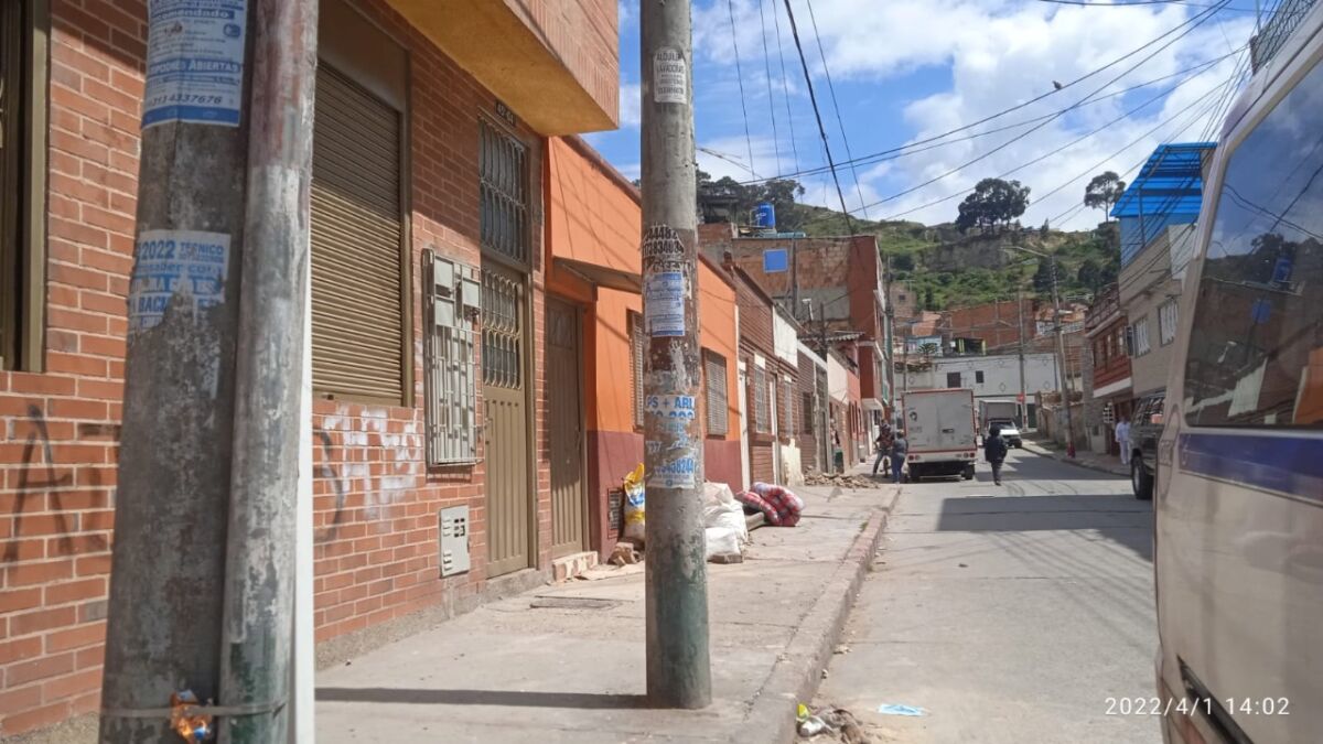 Asesinato a bala en San Jorge El silencio que reina en las calles del barrio San Jorge (en Rafael Uribe), respecto al asesinato perpetrado la noche de este jueves, es el que le ha impedido a las autoridades investigar a profundidad lo ocurrido.