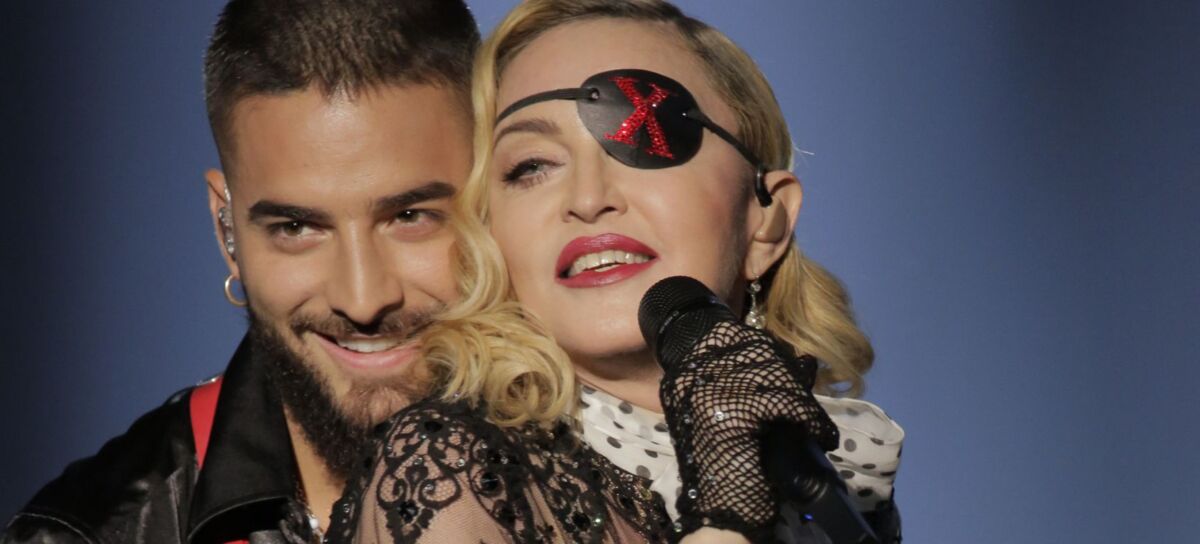 Famosos que han abusado de la cirugías y el bótox No hay que tener cinco dedos de frente para notar que Madonna se hizo retoques en su rostro. Más allá de que le parezcan bien o mal, esto causó polémica en redes sociales, pues se le evidencian bastante el cambio, tanto que no parece que fuera la cantante de 63 años. Muchos dicen que su adicción a la cirugía plástica y al bótox la está deformando, al punto de dejarla irreconosible. 
