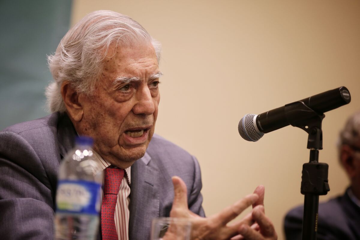 El escritor Mario Vargas Llosa superó el COVID El escritor Mario Vargas Llosa ha superado la enfermedad de coronavirus y ya se encuentra en su casa para "seguir con la recuperación", tras abandonar el hospital en el que fue ingresado el pasado viernes 22 de abril.