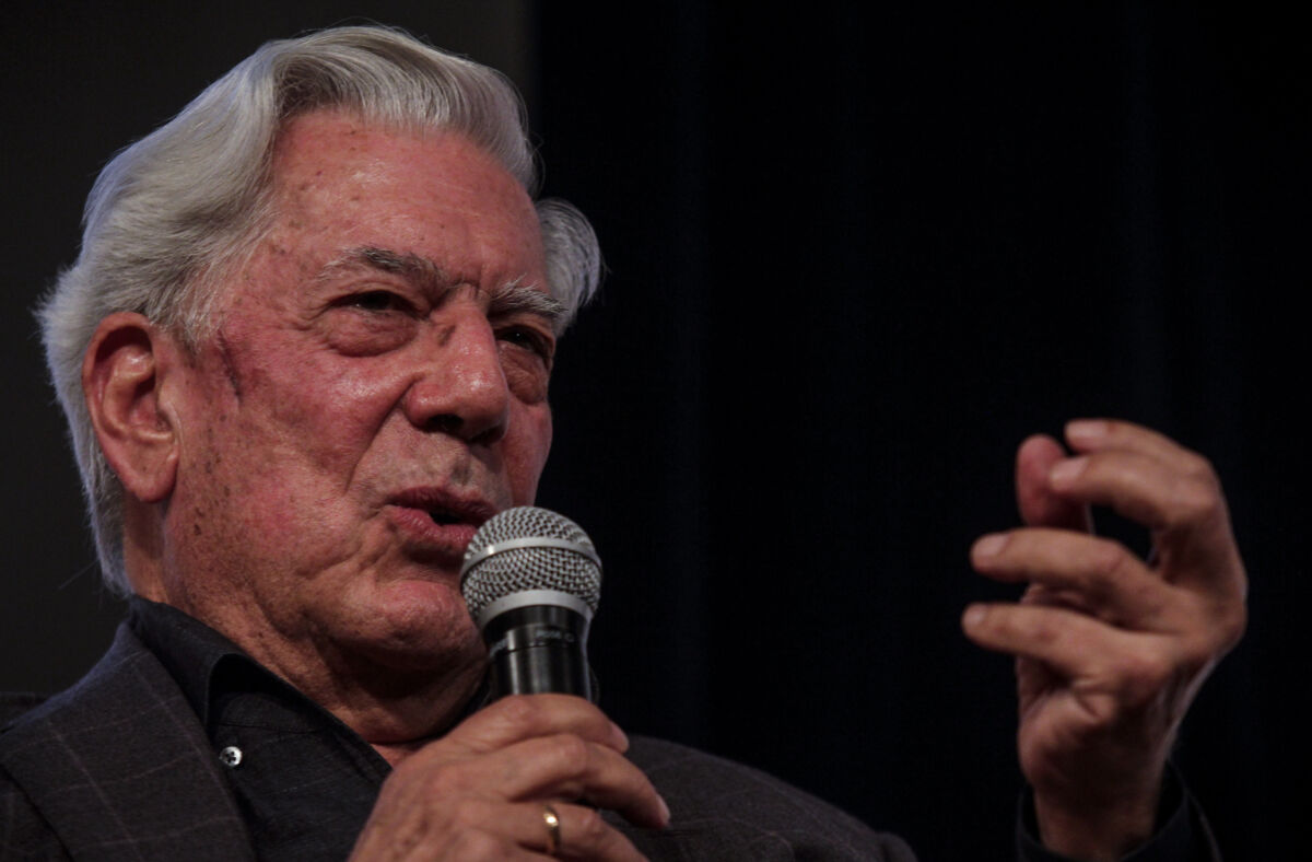El escritor Mario Vargas Llosa superó el COVID El escritor Mario Vargas Llosa ha superado la enfermedad de coronavirus y ya se encuentra en su casa para "seguir con la recuperación", tras abandonar el hospital en el que fue ingresado el pasado viernes 22 de abril.