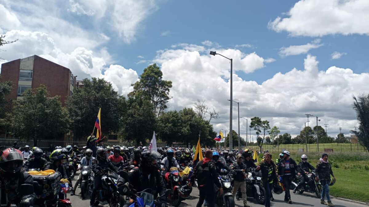 EN VIDEO: Ya arrancaron las movilizaciones de moteros en Bogotá Debido a las manifestaciones de moteros en la ciudad, se presenta afectaciones viales en la avenida NQS con calle 92 y en la carrera séptima con calle 72.