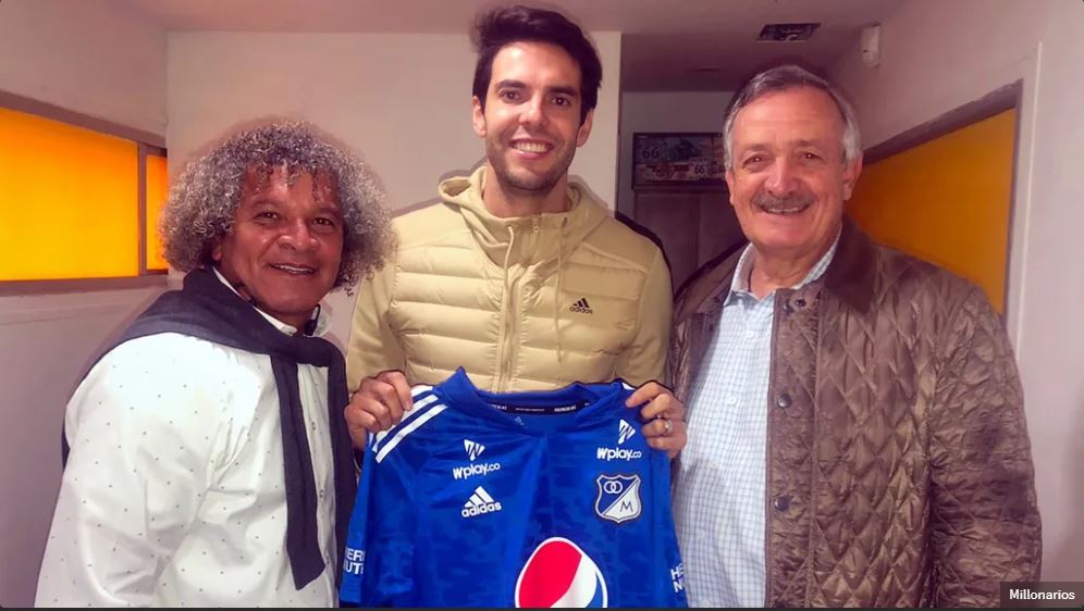 Kaká está en Bogotá y le dieron una camiseta de 'Millos' El futbolista brasileño Ricardo Izecson dos Santos Leite, más conocido como 'Kaká', llegó de visita a Colombia y la hizo pública posando en una foto con la camiseta del equipo capitalino Millonarios.
