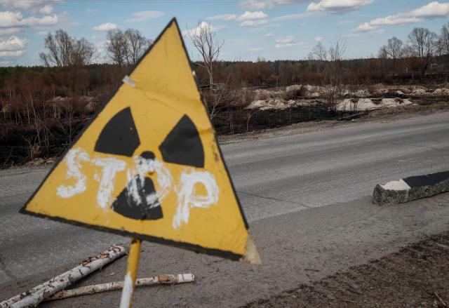 Soldados rusos robaron sustancias radioactivas de Chernóbil: Ucrania Las fuerzas rusas que ocuparon Chernóbil robaron sustancias radiactivas de los laboratorios que podrían ser mortales, dijo el domingo la agencia estatal de gestión de la zona de exclusión que rodea la antigua central nuclear.