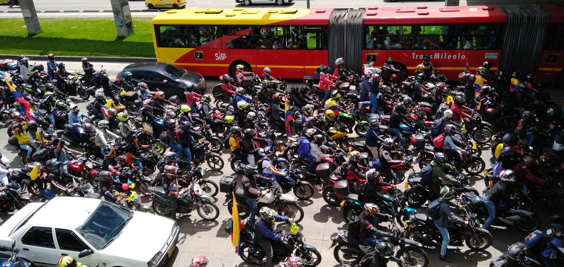 TransMilenio opera con normalidad en medio de protestas de moteros Tras el inicio de las movilizaciones programadas para el día de hoy 6 de abril en la ciudad de Bogotá, las calles se han visto con infinidad de motociclistas, sin embargo, hasta el momento no se presentan afectaciones en el servicio de Transmilenio.