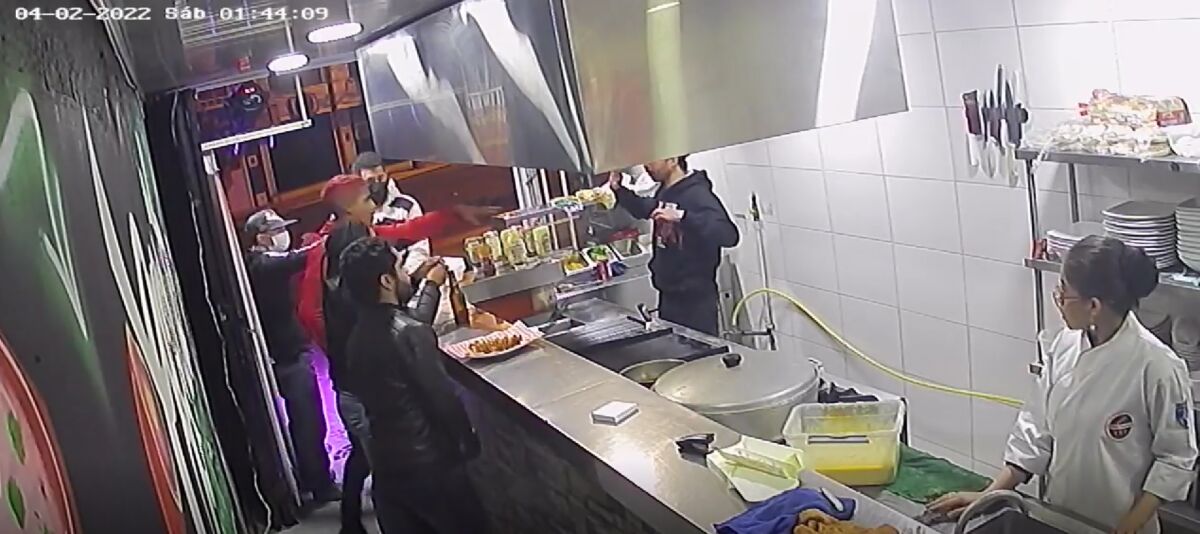 Robo masivo a restaurante en Bosa En horas de la noche se registró un nuevo robo a un establecimiento de comidas rápidas ubicado en el barrio Villa del Río en la localidad de Bosa.