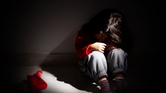 Judicializan a hombre señalado de violar a su sobrina La Fiscalía General Seccional Cundinamarca judicializó a un hombre de 35 años, señalado de abusar sexualmente y psicológicamente a su sobrina, una niña menor de 14 años.