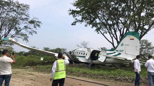 Se accidentó avión de la Policía en Villavicencio Según reportaron testigos de la emergencia, el avión de la policía al aterrizar, empezó a tambalear y de inmediato se fue hacia un costado de la pista, al parecer por los fuertes vientos que habían en la zona.