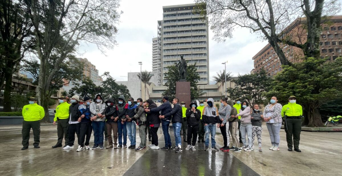 Duro golpe a bandas delincuenciales que operaban en el centro de Bogotá Dos peligrosas bandas delincuenciales que operaban en el centro de la capital, fueron desarticuladas en las últimas horas. Las autoridades lograron capturar a 17 integrantes de las redes 'La Central' y 'Los Chacón', quienes se dedicaban a la venta de sustancias psicoactivas.