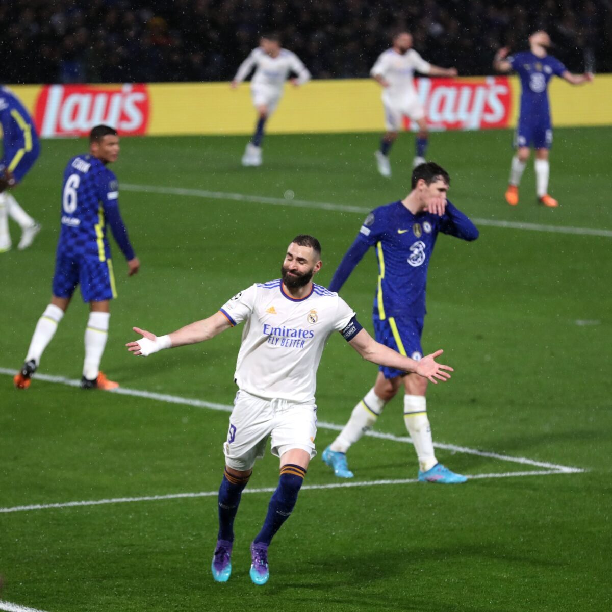 Doble victoria española en jornada de cuartos de la 'Champions' El Real Madrid se impuso 3-1 al Chelsea en Londres este miércoles, con una tripleta de Karim Benzema, en la ida de los cuartos de final de la 'Champions League', así consigue una ventaja importante de cara a la vuelta la próxima semana en el Estadio Santiago Bernabéu.