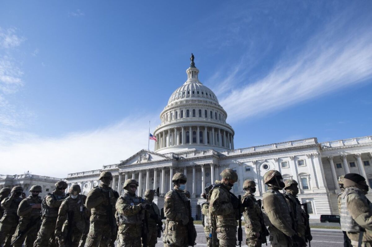 Evacúan Capitolio de Estados Unidos por amenaza aérea Hace pocos minutos, la policía ordenó la evacuación del Capitolio, sede del Congreso estadounidense en Washington, de manera urgente e inmediata por una presunta amenaza aérea.