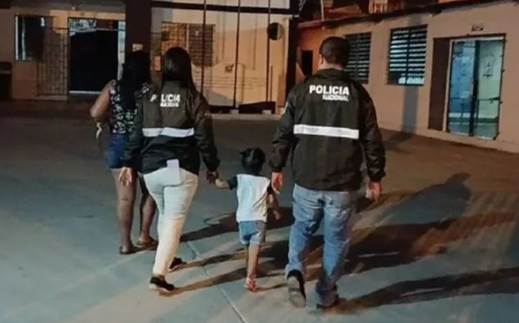 Intentó vender a su hija por redes sociales y la capturaron Una mujer en Ecuador fue capturada porque pretendía vender a su pequeña hija de dos años por redes sociales.
