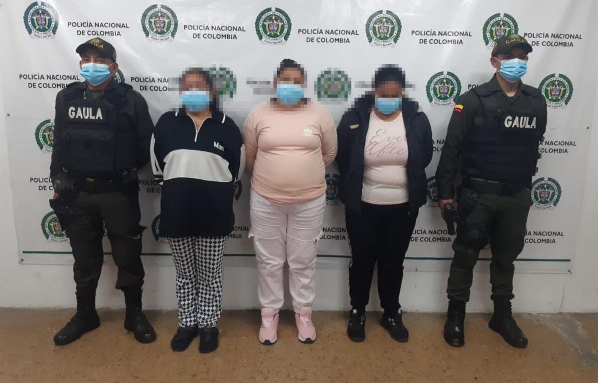 Capturan a 'Las Explosivistas' por extorsión Cuatro mujeres, quienes conformaban el grupo delincuencial conocida como 'Las Explosivistas', fueron capturadas en las últimas horas producto de un trabajo articulado entre el Gaula de Cundinamarca, Sipol y la Fiscalía.