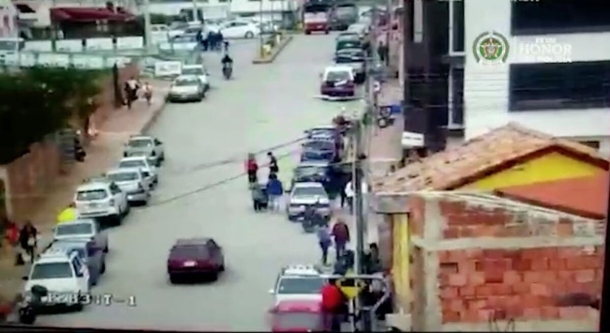 Capturan a 'Las Explosivistas' por extorsión Cuatro mujeres, quienes conformaban el grupo delincuencial conocida como 'Las Explosivistas', fueron capturadas en las últimas horas producto de un trabajo articulado entre el Gaula de Cundinamarca, Sipol y la Fiscalía.