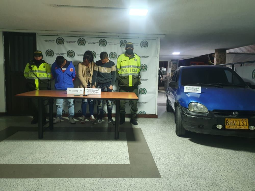 Tres pillos fueron capturados por robar en Transmilenio Con una rápida reacción del cuadrante de la policía, fueron capturados tres hombres que se encargaban de hurtar a los usuarios de la estación de TransMilenio de la Calle 85, la noche de este jueves.