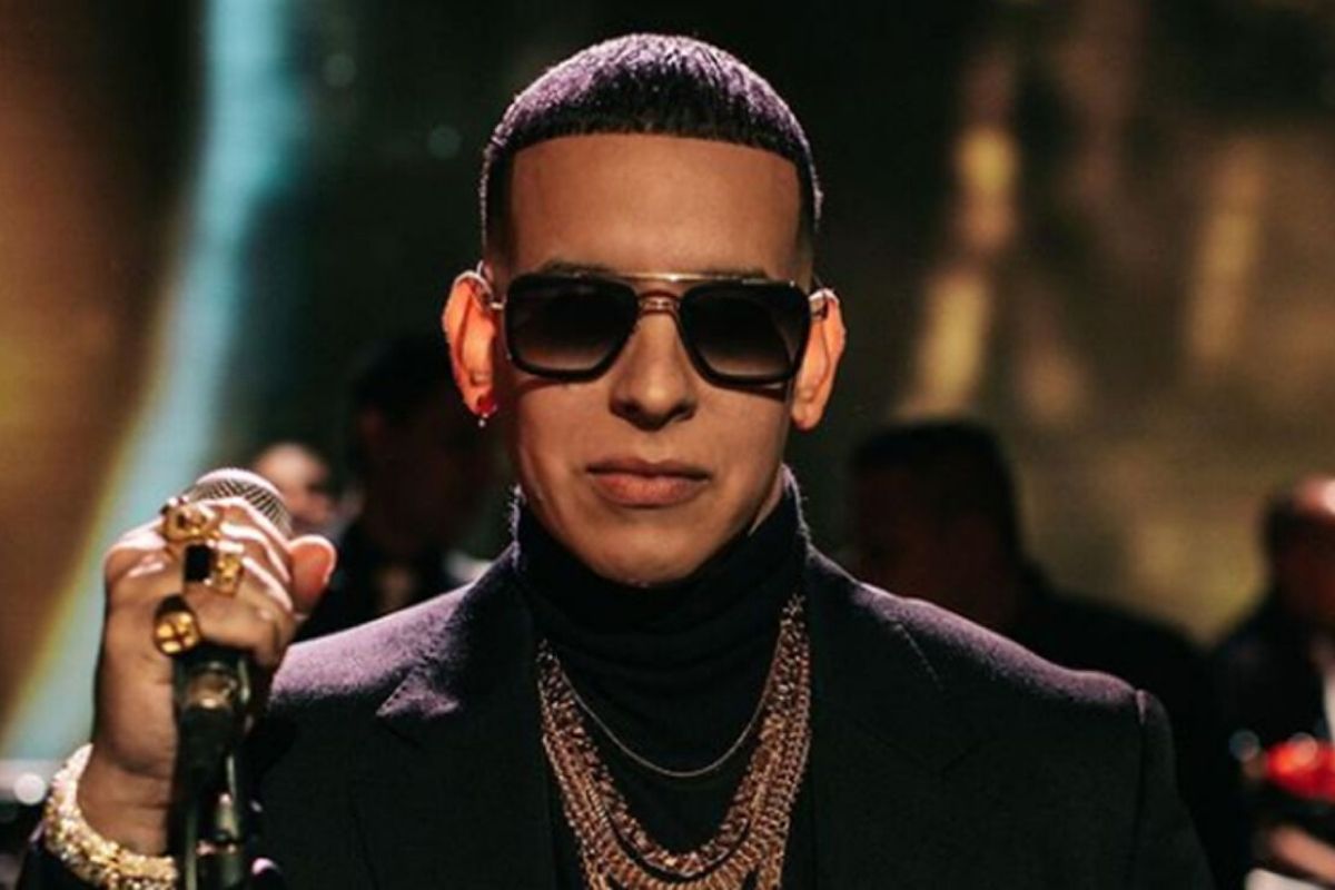 Daddy Yankee tendrá segunda fecha para su concierto en Bogotá El cantante de música urbana Daddy Yankee en su gira de despedida cuando anunció que vendría a la ciudad de Bogotá el próximo 8 de octubre, los fans enloquecieron y en medio de nada se agotó la boletería, es por eso que ahora se habilitó una nueva fecha para que todos los seguidores del artista puedan verlo por ultima vez.