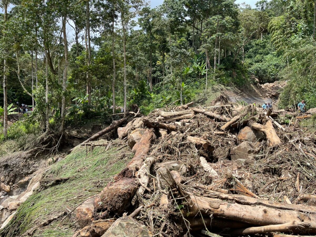 Aumentan a 7 personas muertas por deslizamientos en Cundinamarca Una avalancha y un desbordamiento de tierra provocado por las intensas lluvias que se vieron el pasado jueves, ocasionó la muerte de siete personas en dos municipios del departamento de Cundinamarca.