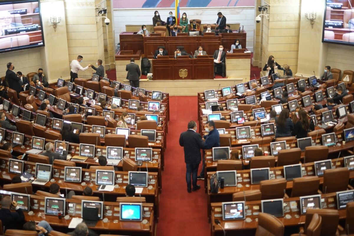 Aprueban en primer debate proyecto que permitiría el divorcio libre en Colombia La Comisión primera de la Cámara de Representantes aprobó este miércoles en primer debate el proyecto de Ley que permitiría el divorcio libre en Colombia.
