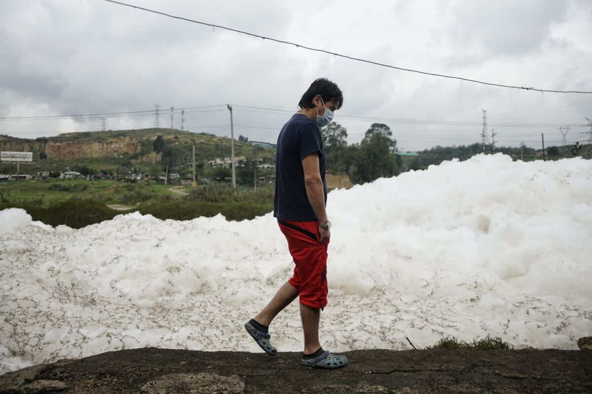 ¡Controlaron la emergencia de la espuma contaminada en río cerca a Bogotá! La Corporación Autónoma Regional de Cundinamarca (CAR) informó en la mañana de este lunes que ya fue controlada la emergencia ambiental en el río Balsillas, cerca a Bogotá, el cual había generado niveles alarmantes de espuma contaminada.