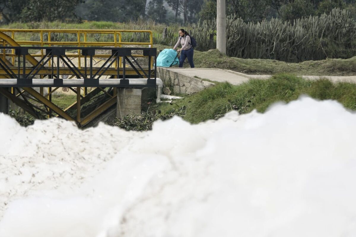 ¡Controlaron la emergencia de la espuma contaminada en río cerca a Bogotá! La Corporación Autónoma Regional de Cundinamarca (CAR) informó en la mañana de este lunes que ya fue controlada la emergencia ambiental en el río Balsillas, cerca a Bogotá, el cual había generado niveles alarmantes de espuma contaminada.