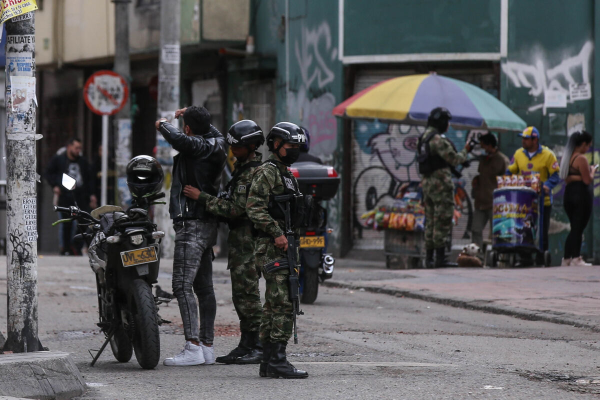 Ejército busca en el barrio Santa Fe fusil robado en Bogotá El Ejército busca en el barrio Santa Fe, en el centro de Bogotá, el fusil que fue robado a un soldado de la Brigada 13 de la Policía Militar, este miércoles.
