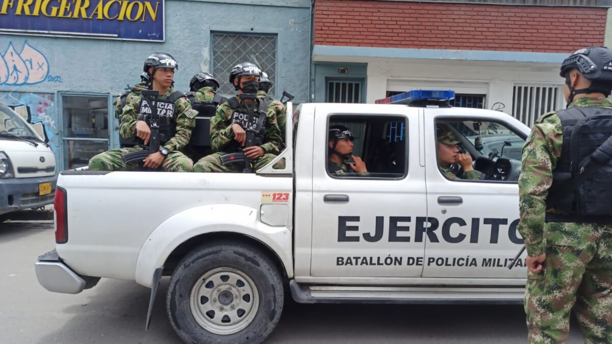 Ejército busca en el barrio Santa Fe fusil robado en Bogotá El Ejército busca en el barrio Santa Fe, en el centro de Bogotá, el fusil que fue robado a un soldado de la Brigada 13 de la Policía Militar, este miércoles.