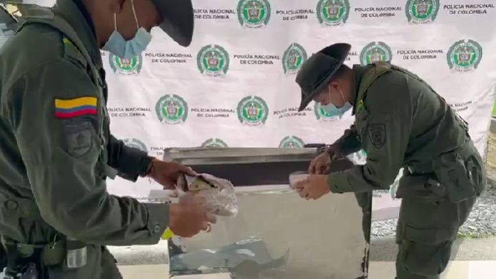 Dentro de una nevera encuentran cargamento de marihuana Las autoridades, mediante el control de encomiendas en la ciudad de Yumbo, encontraron una curiosa nevera refrigeradora que por dentro iba cargada de marihuana.