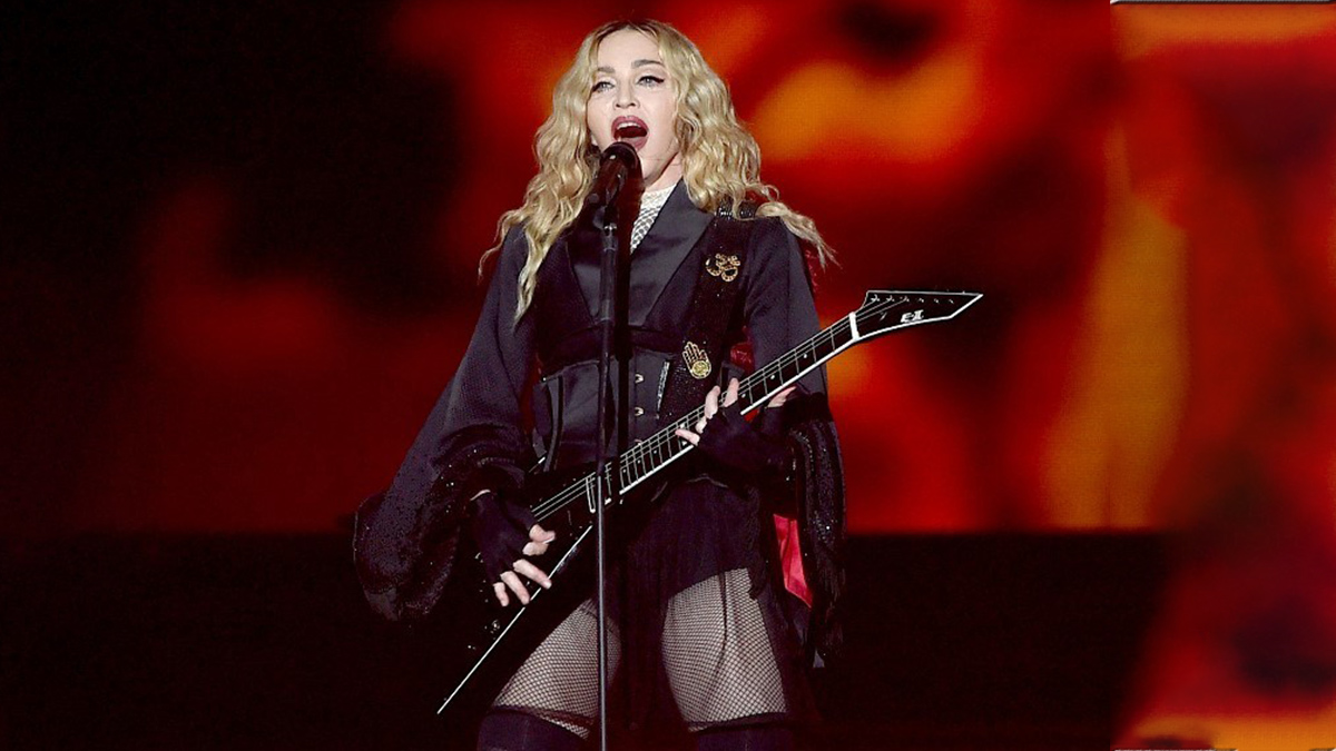 Madonna anda en Colombia: vea el porqué La 'Reina del Pop', Madonna, aterrizó la tarde de este jueves en Medellín y su visita ha causado emoción y alegría no solo entre su fanaticada, sino también en los colombianos, quienes admiramos a esta mujer por su talento y su exitosa carrera musical.