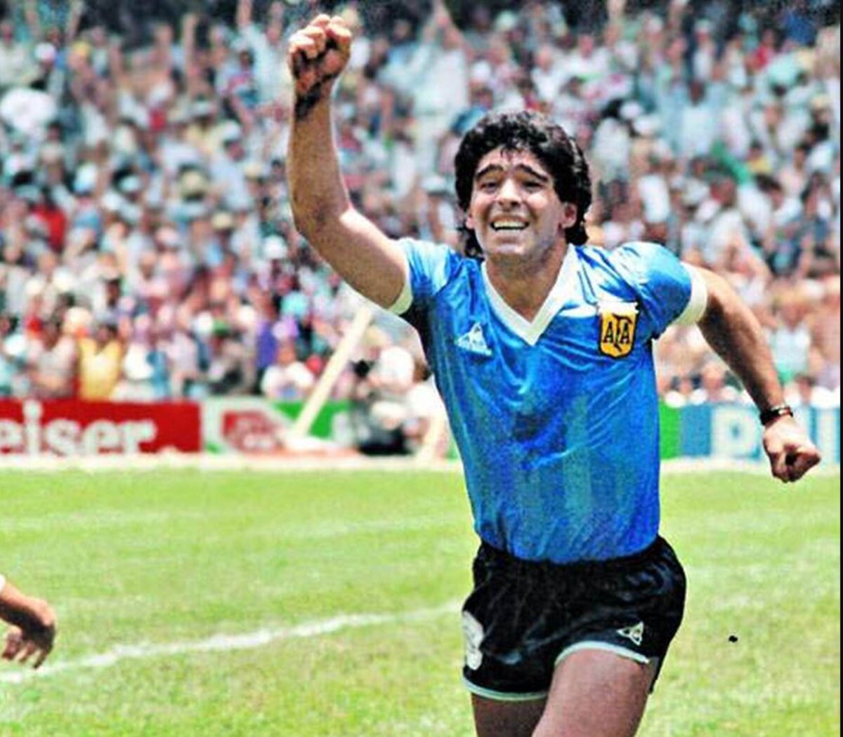 Subastarán camiseta de Diego Maradona La camiseta que usó el astro argentino Diego Armando Maradona en el recordado partido ante Inglaterra, en los cuartos de final del Mundial de México 1986, será vendida por el ex futbolista inglés Steve Hodge, su dueño.